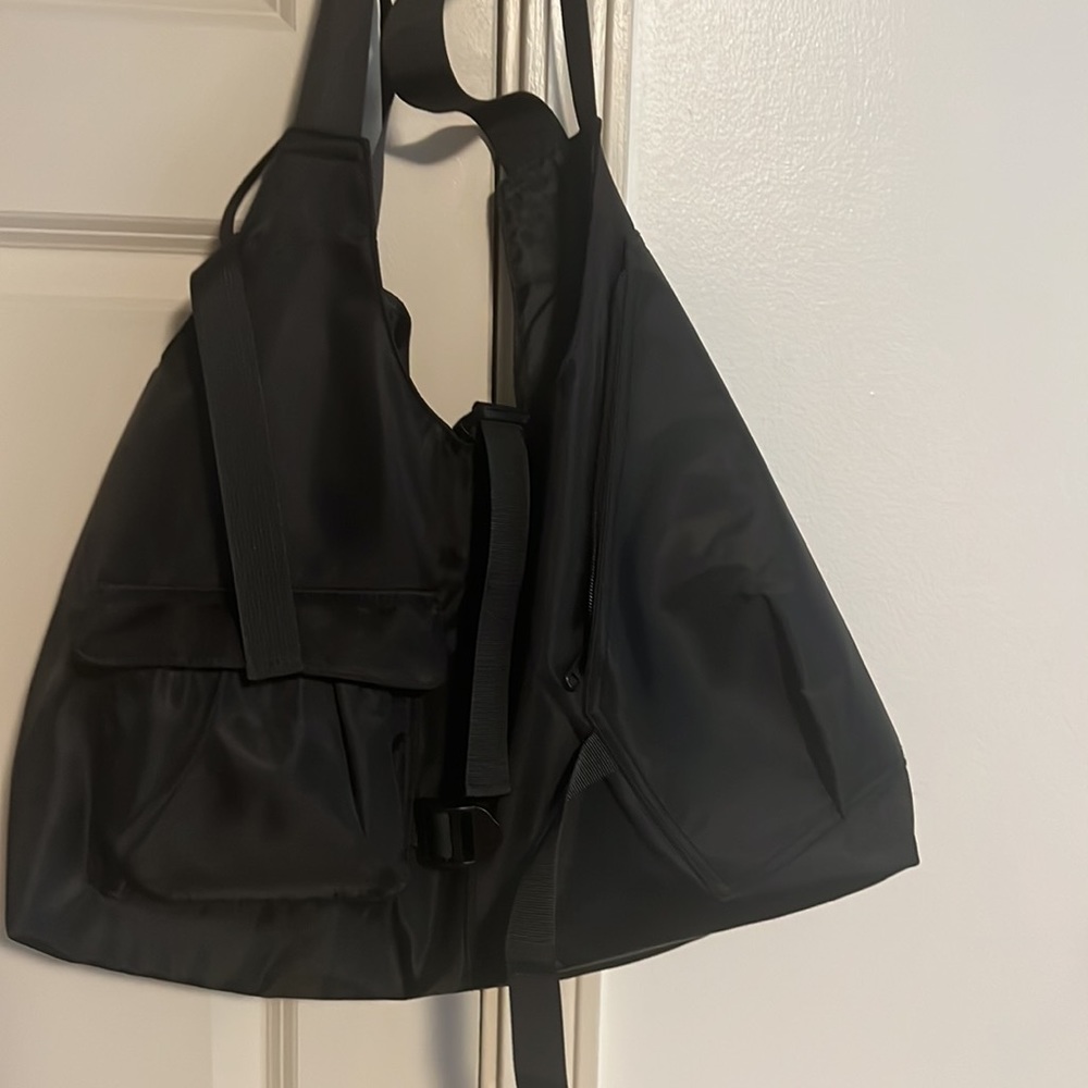 Chic and Stylish Black Utility Crossbody/ Hobo Bag!